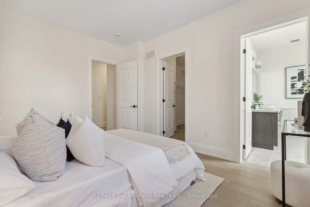 2282, Sovereign, 1001 - BR Bronte, Oakville