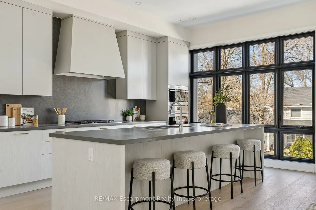 2282, Sovereign, 1001 - BR Bronte, Oakville