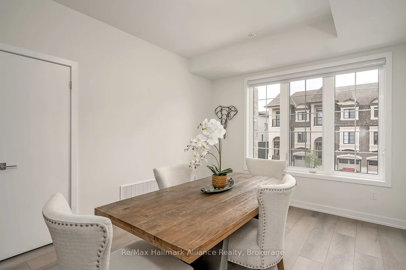 1346, Kaniv, 1012 - NW Northwest, Oakville