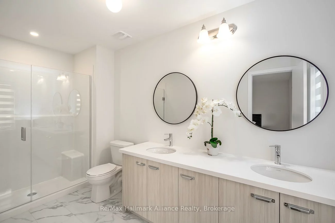 1346, Kaniv, 1012 - NW Northwest, Oakville