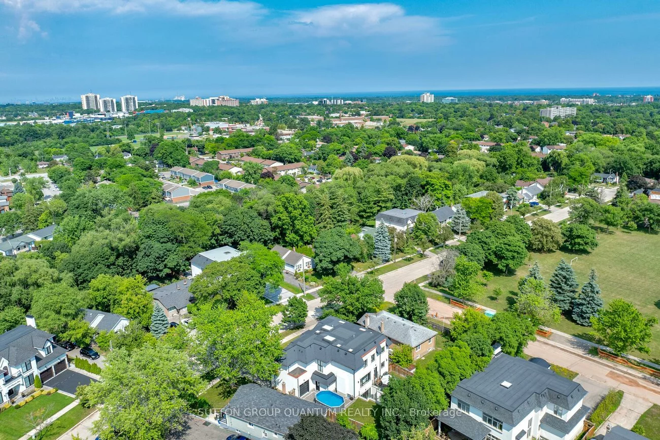 1486, Pembroke, 1003 - CP College Park, Oakville