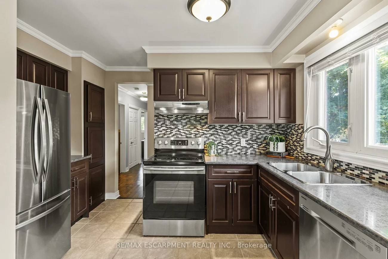 1298, Napier, 1003 - CP College Park, Oakville