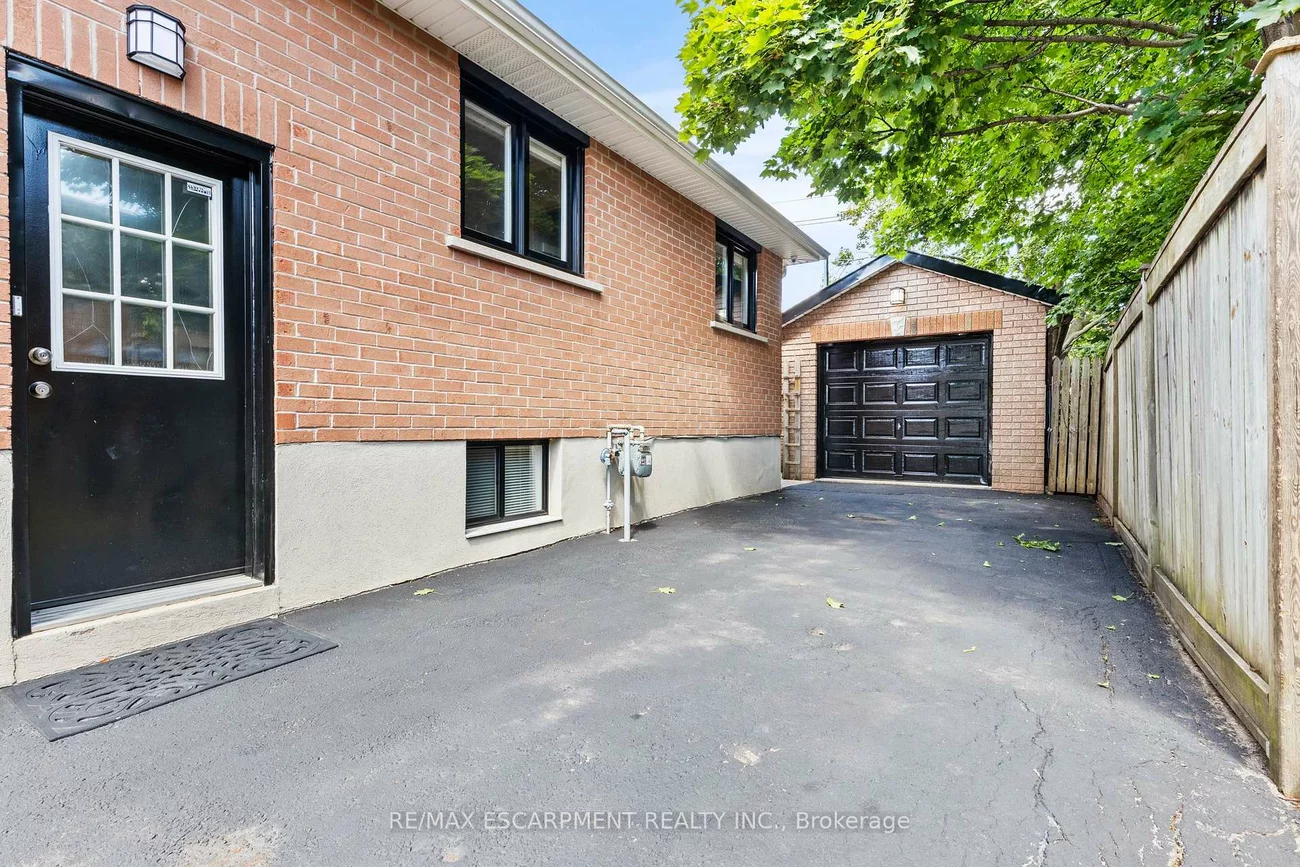 1298, Napier, 1003 - CP College Park, Oakville