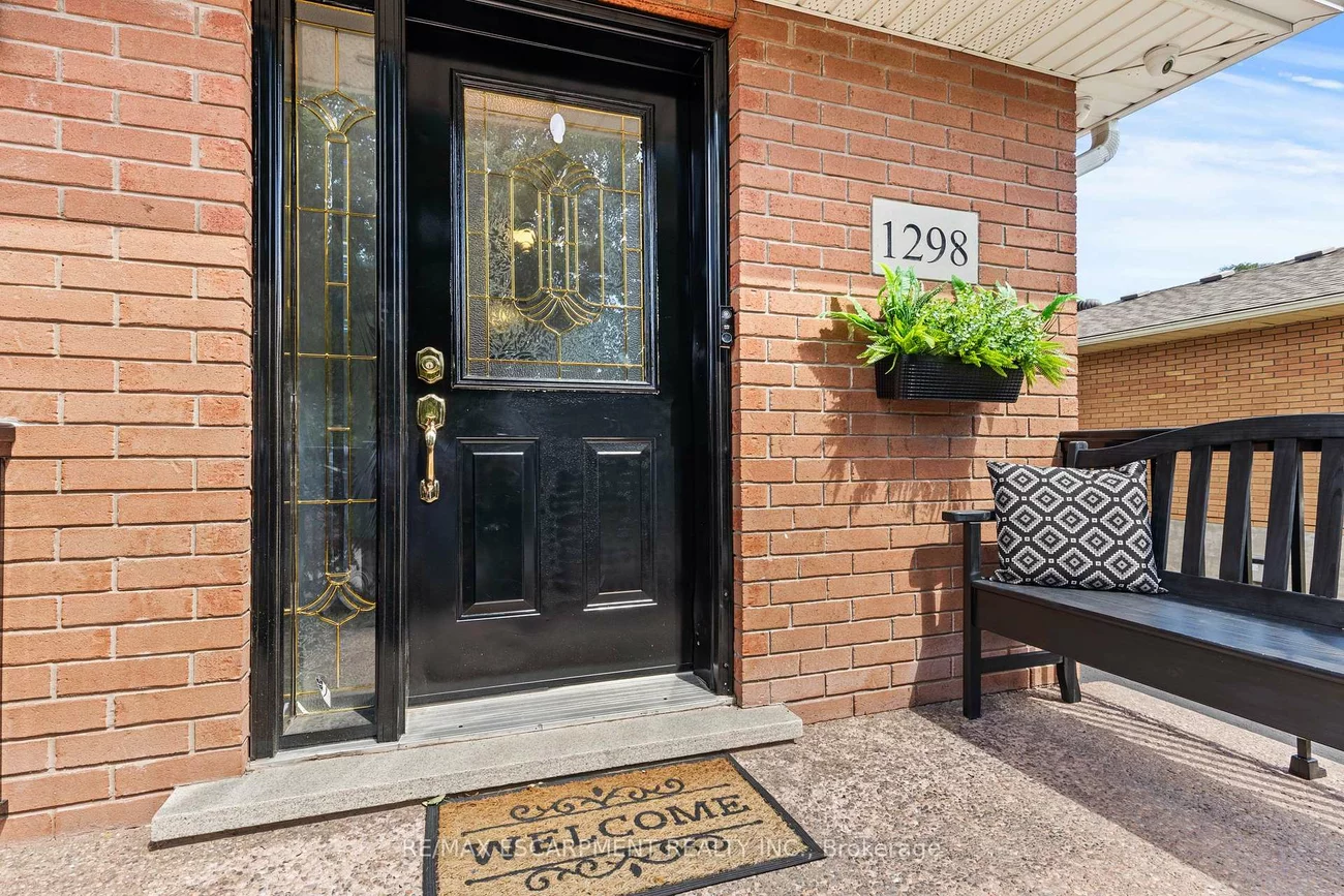 1298, Napier, 1003 - CP College Park, Oakville