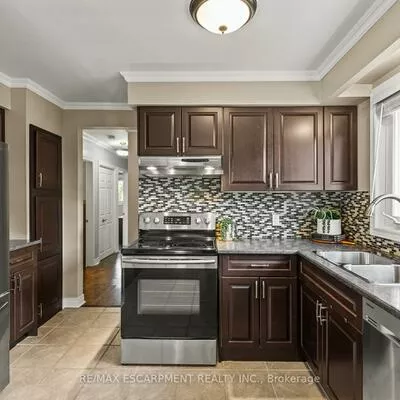 1298, Napier, 1003 - CP College Park, Oakville