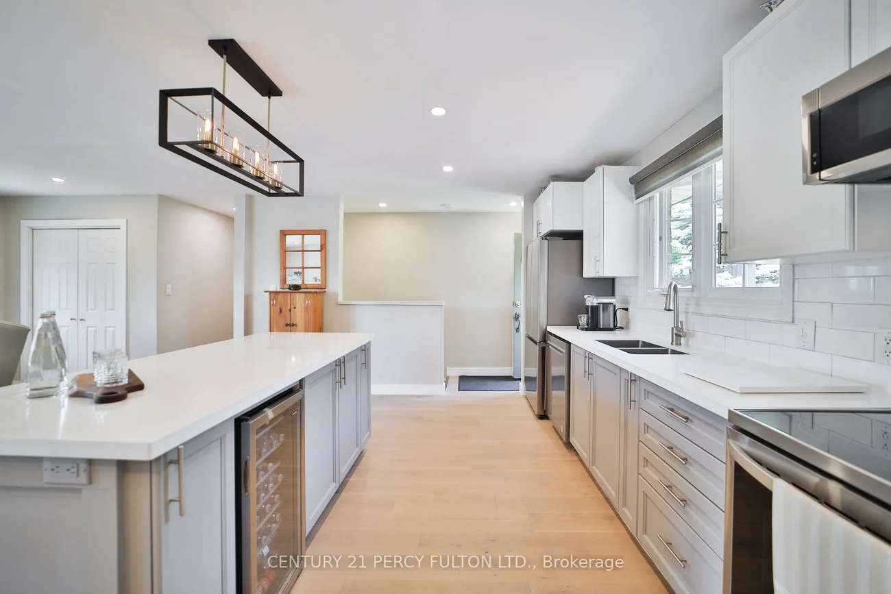 1520, Rebecca, 1017 - SW Southwest, Oakville