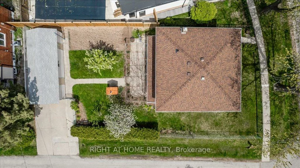 133, Prince Charles, 1002 - CO Central, Oakville