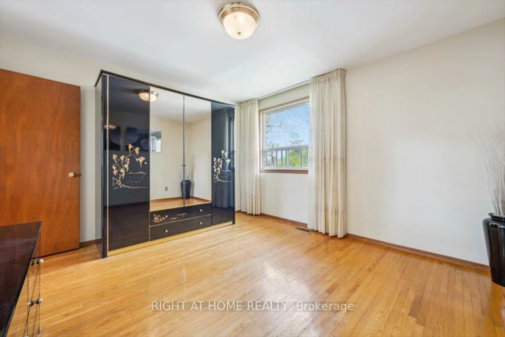 133, Prince Charles, 1002 - CO Central, Oakville