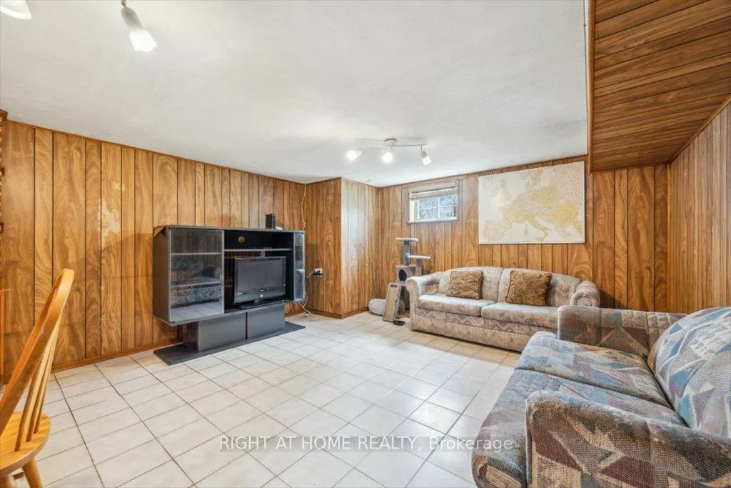 133, Prince Charles, 1002 - CO Central, Oakville