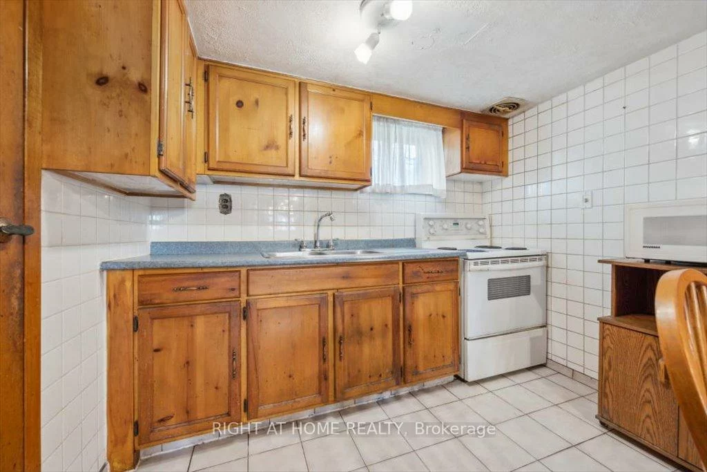 133, Prince Charles, 1002 - CO Central, Oakville