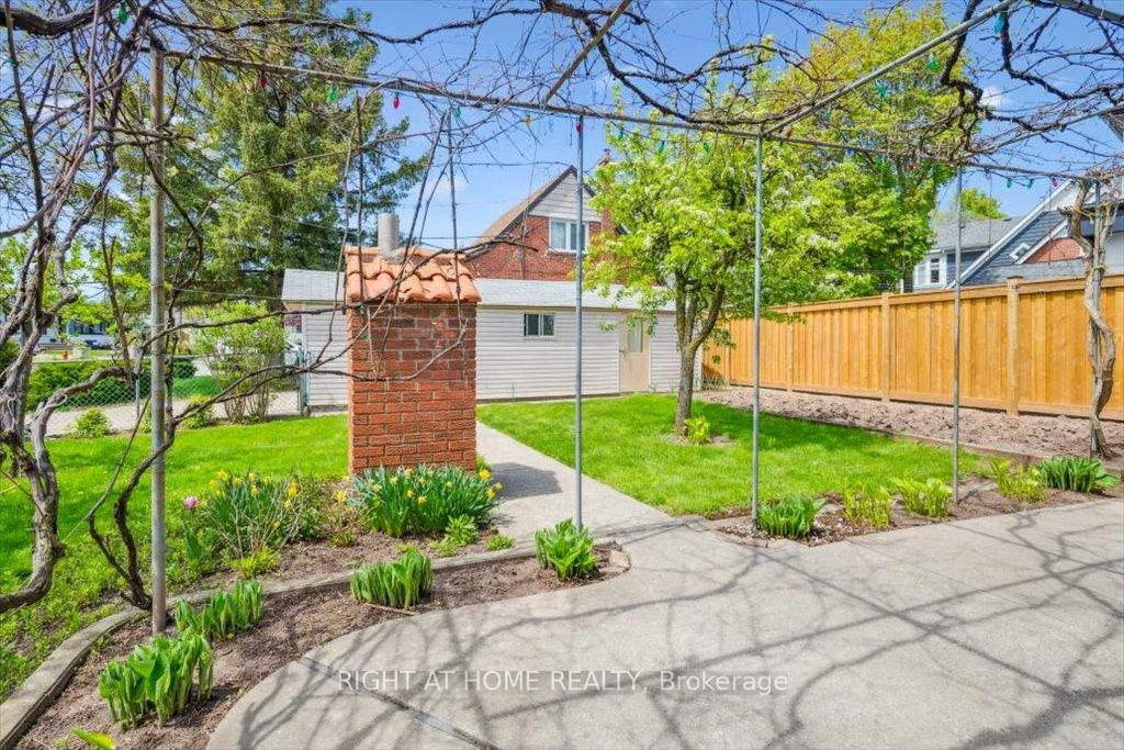 133, Prince Charles, 1002 - CO Central, Oakville