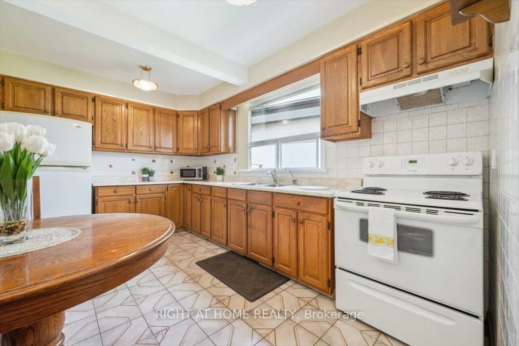 133, Prince Charles, 1002 - CO Central, Oakville