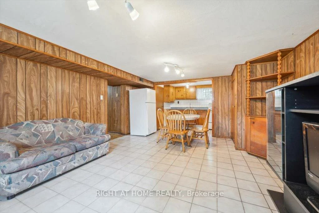 133, Prince Charles, 1002 - CO Central, Oakville