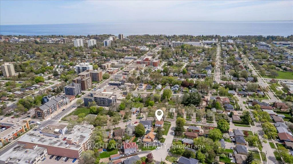 133, Prince Charles, 1002 - CO Central, Oakville