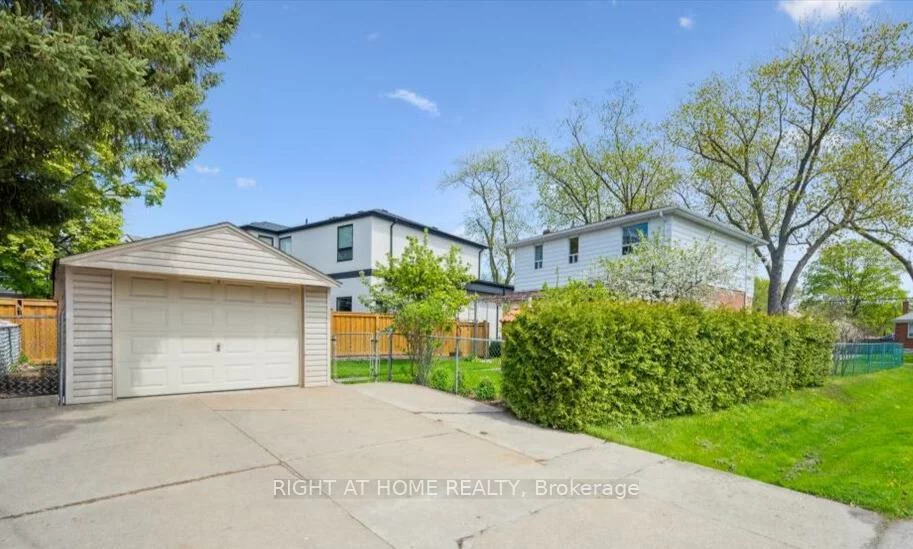 133, Prince Charles, 1002 - CO Central, Oakville