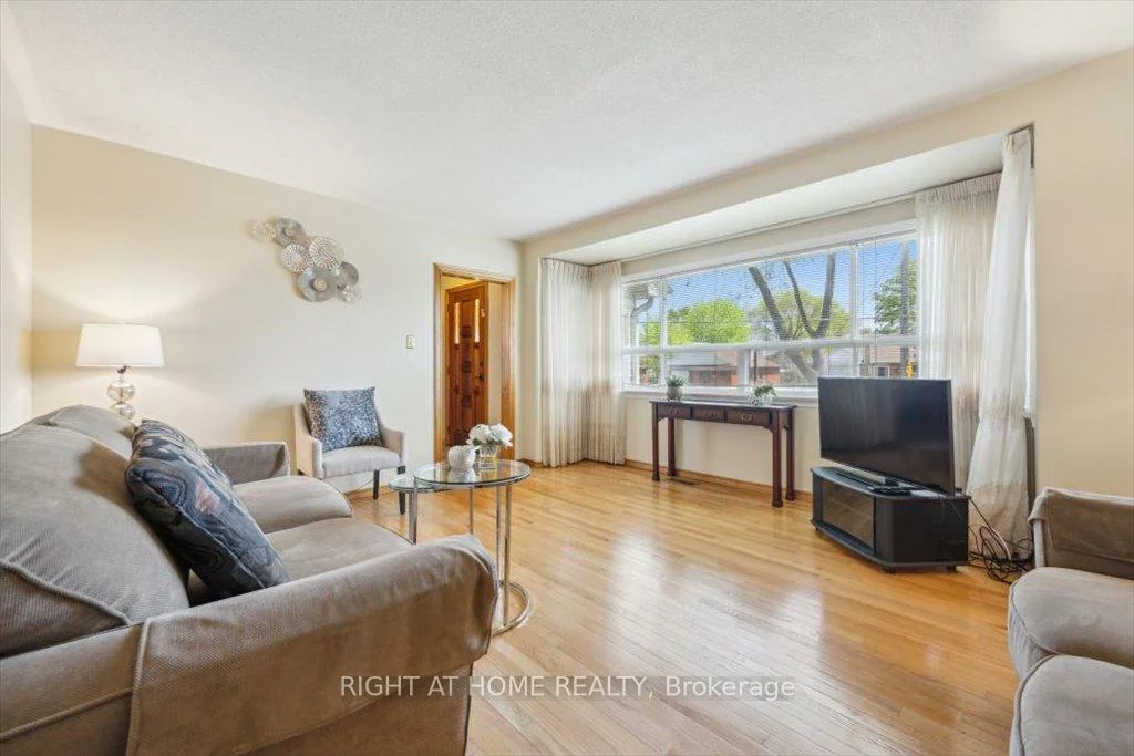 133, Prince Charles, 1002 - CO Central, Oakville