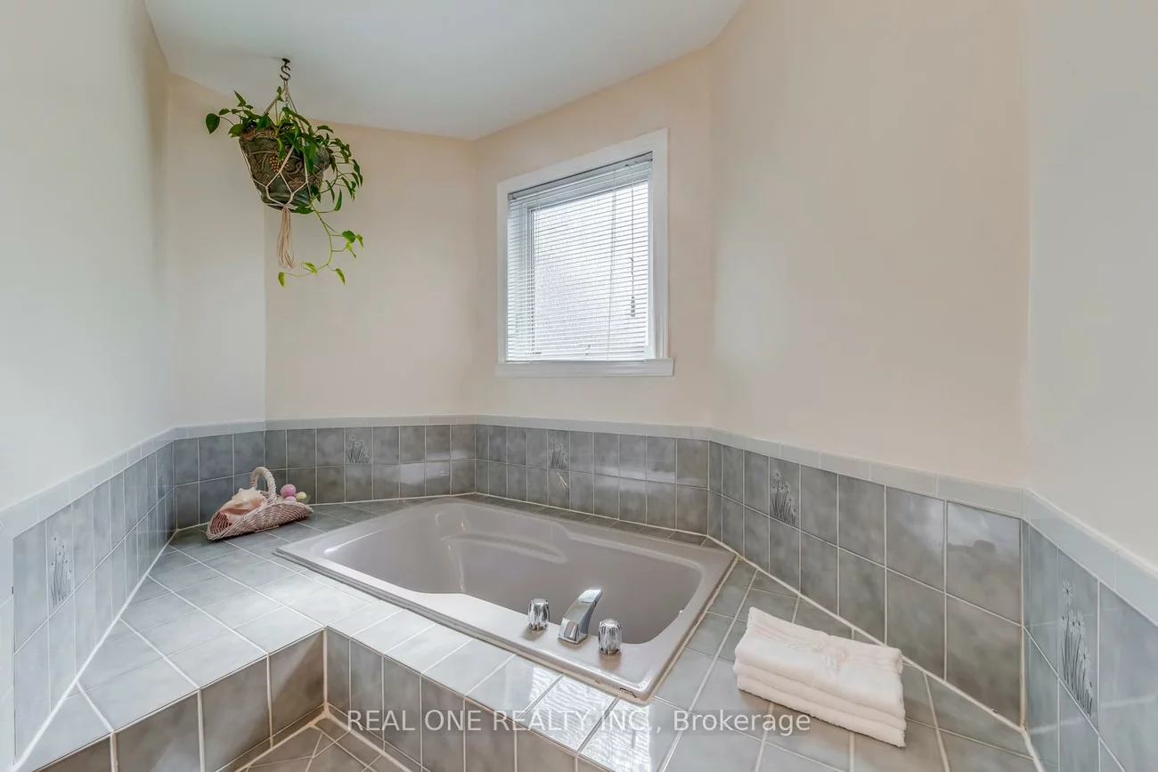 2082, Laurelwood, 1018 - WC Wedgewood Creek, Oakville