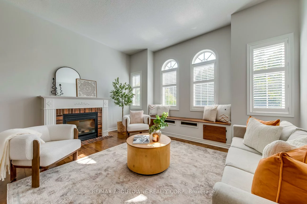 2491, Logan, 1015 - RO River Oaks, Oakville