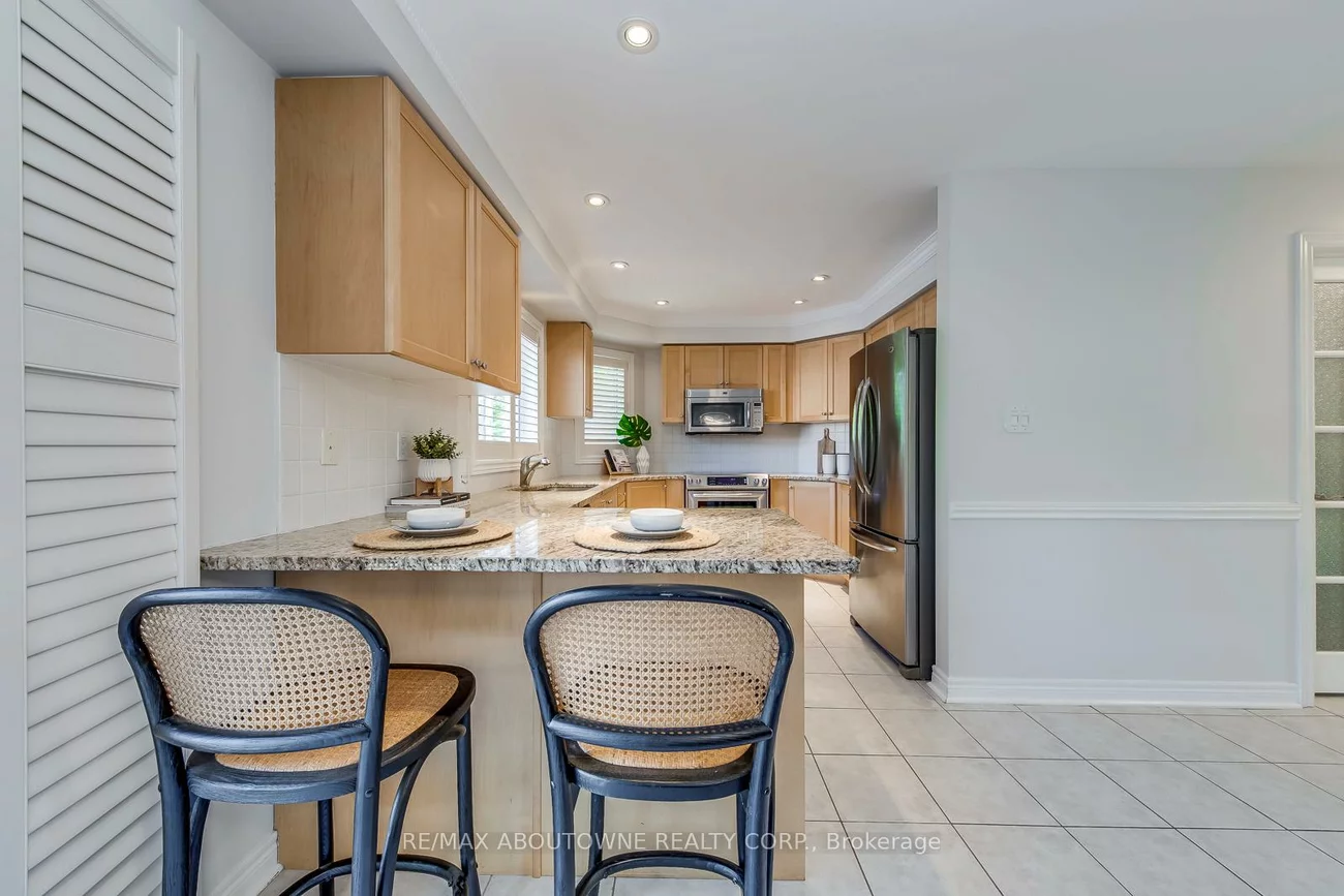 2491, Logan, 1015 - RO River Oaks, Oakville
