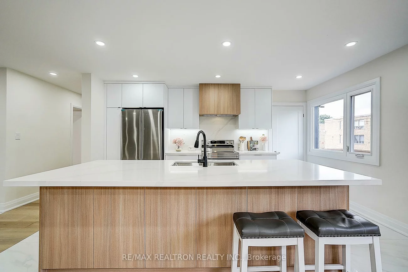 163, Maurice, 1002 - CO Central, Oakville