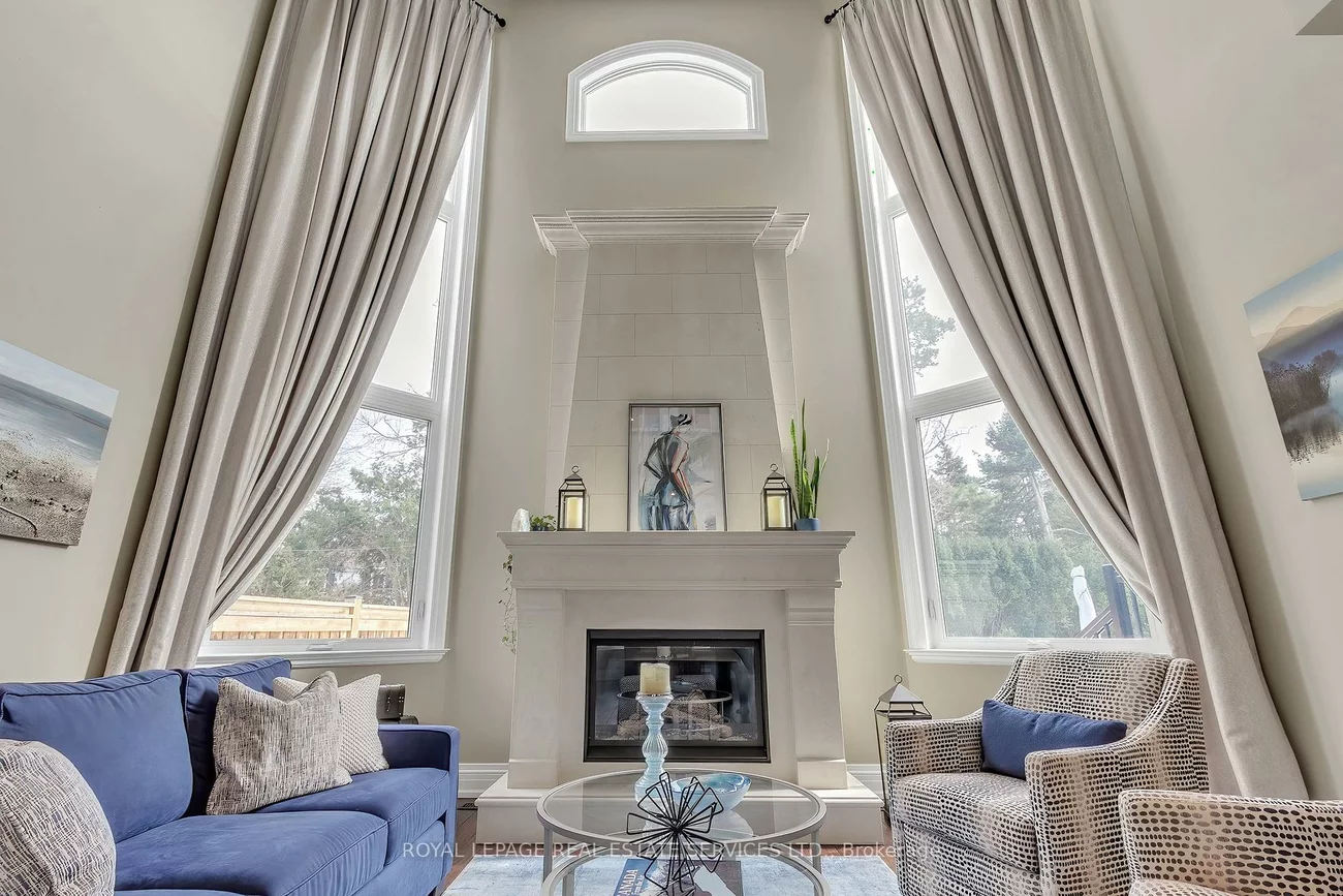 384, Rebecca, 1017 - SW Southwest, Oakville