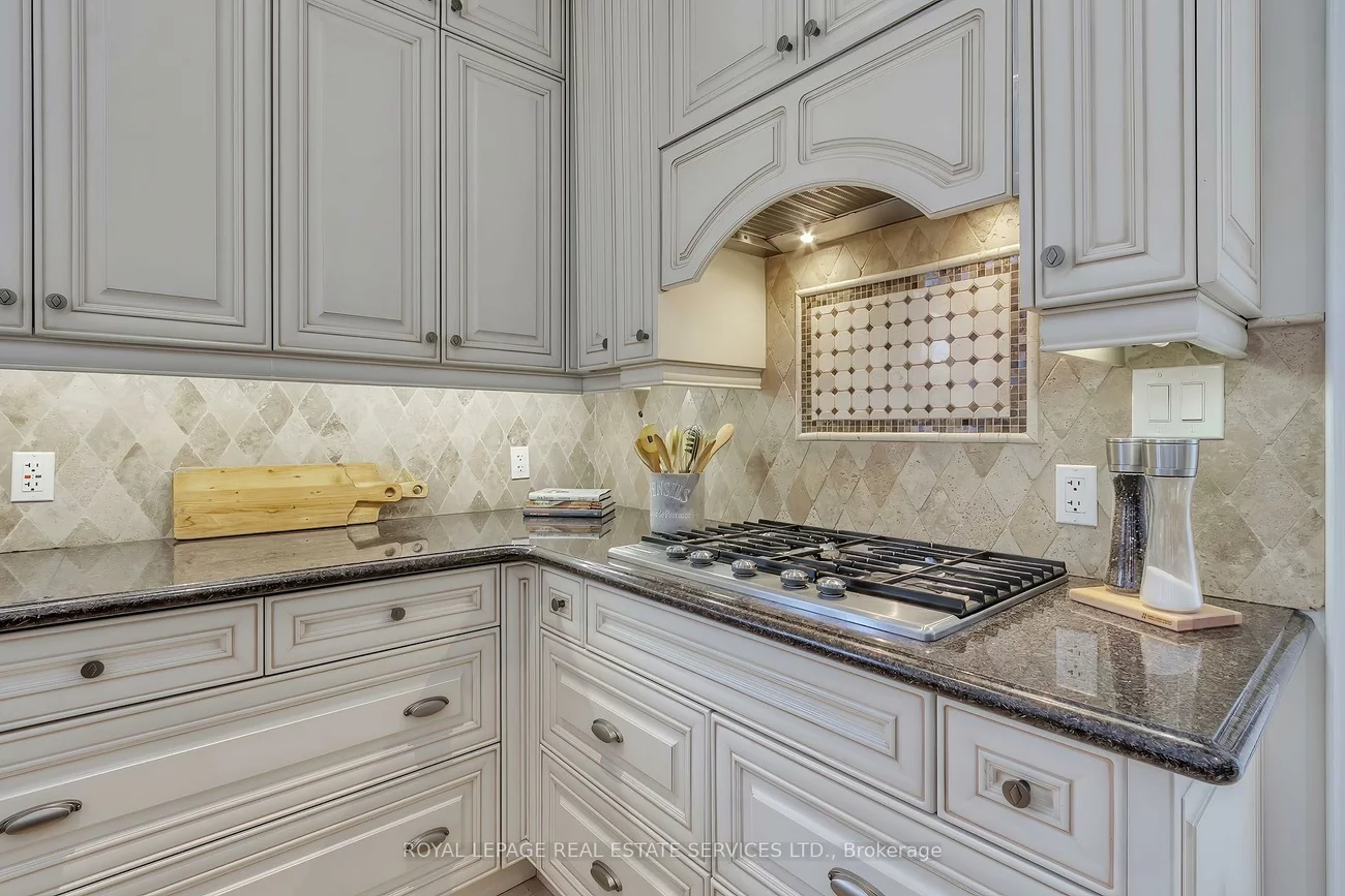 384, Rebecca, 1017 - SW Southwest, Oakville