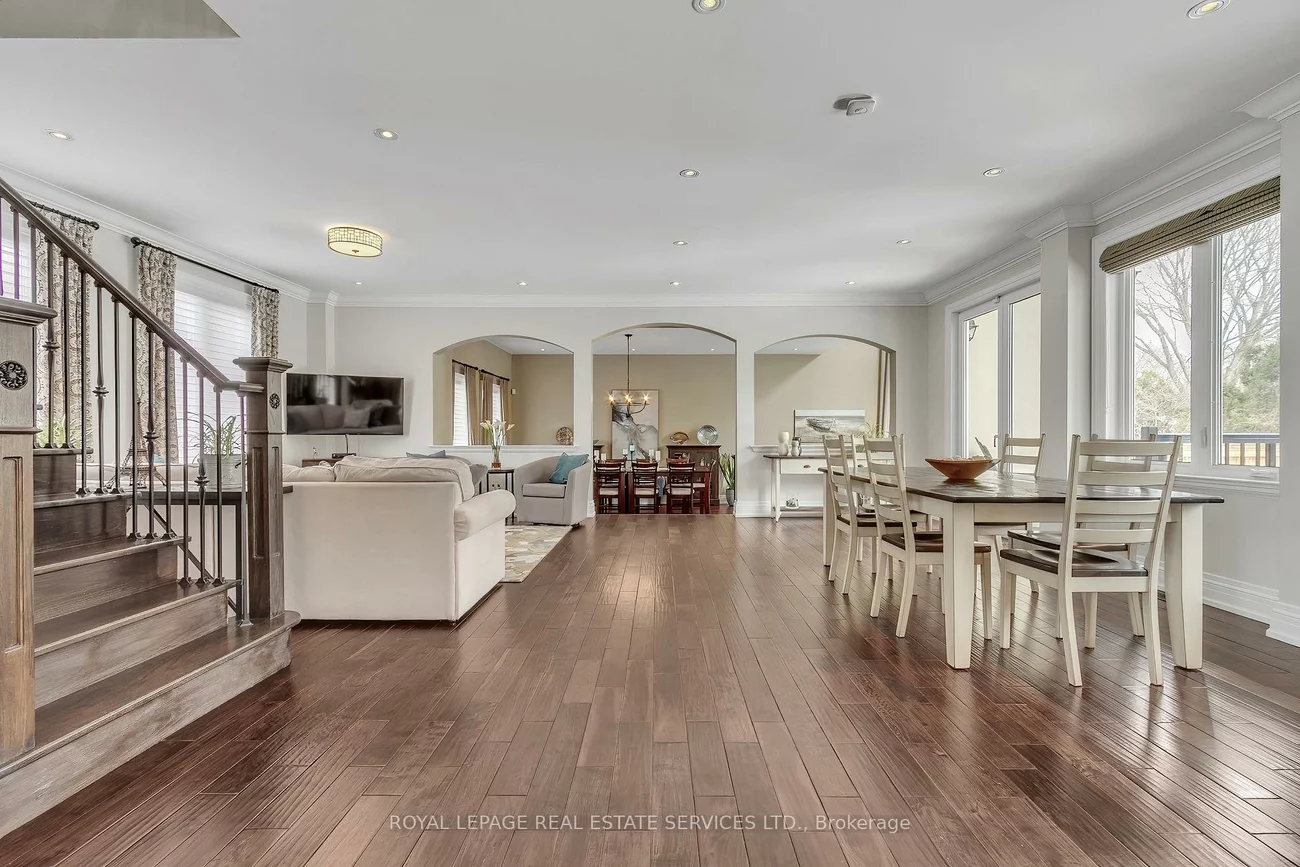384, Rebecca, 1017 - SW Southwest, Oakville