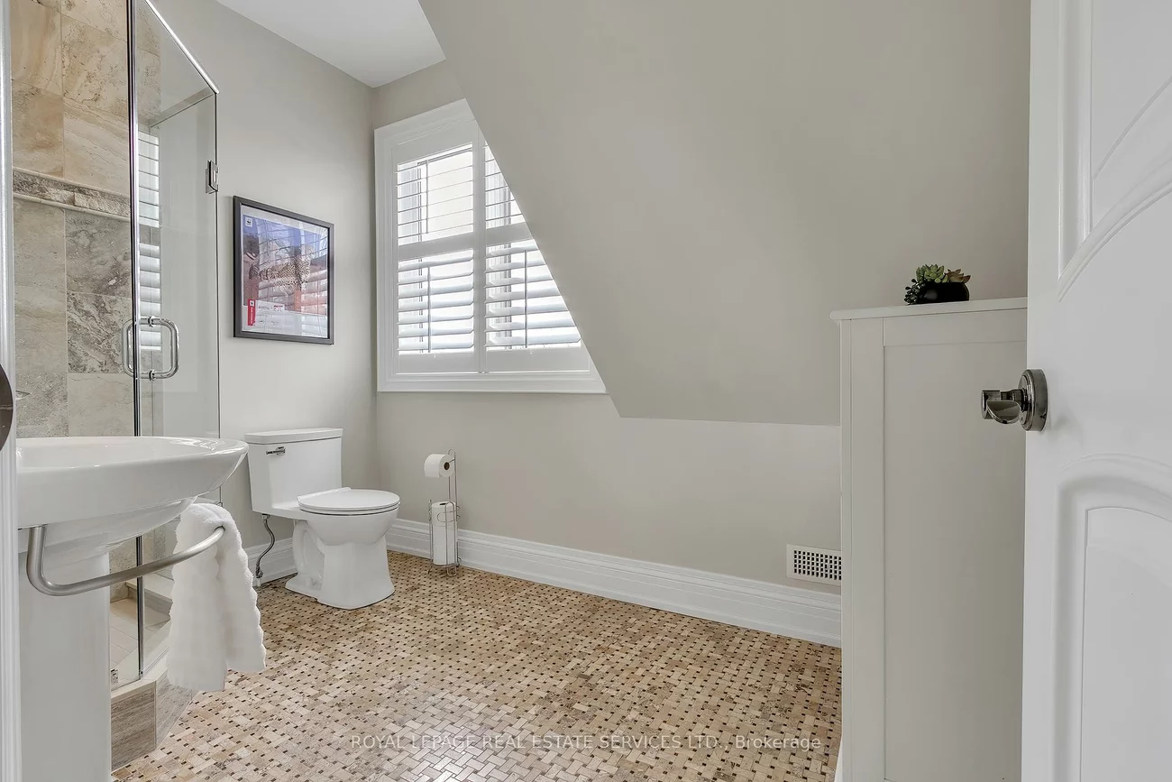 384, Rebecca, 1017 - SW Southwest, Oakville