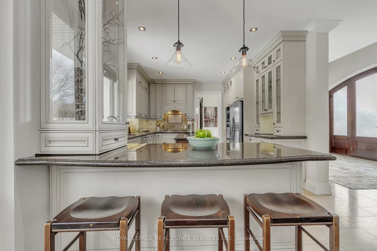 384, Rebecca, 1017 - SW Southwest, Oakville