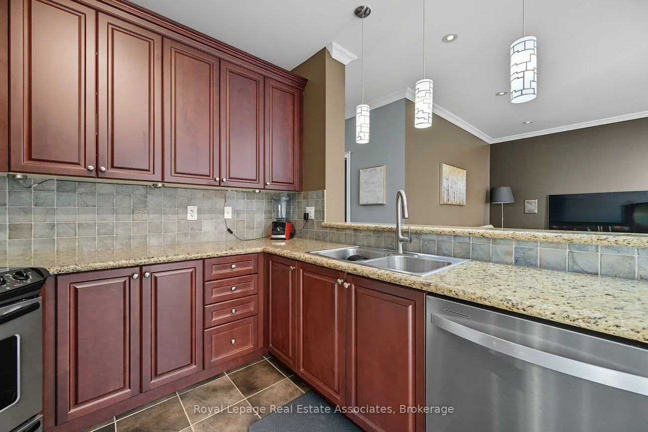 3335, Whilabout, 1001 - BR Bronte, Oakville