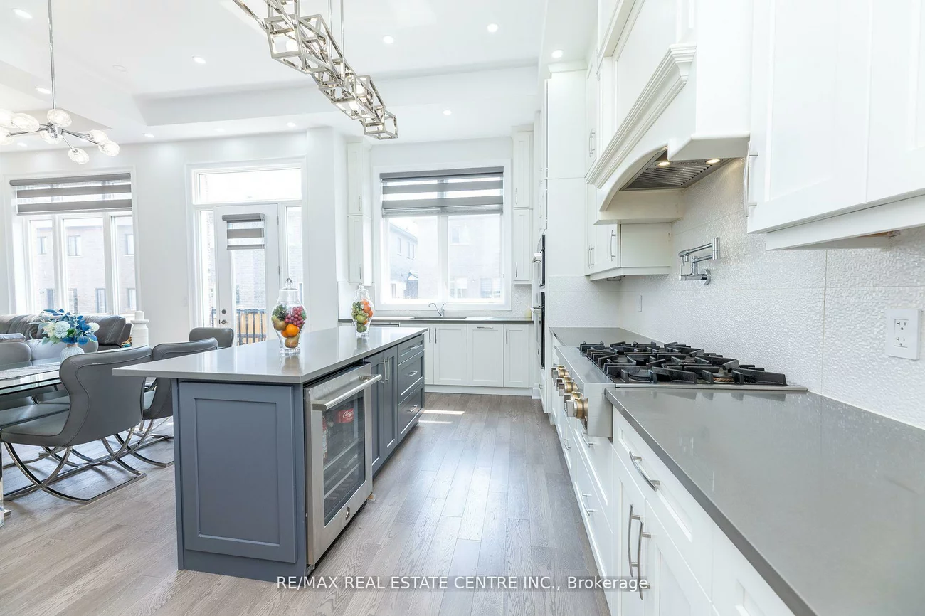 3422, Post, 1008 - GO Glenorchy, Oakville