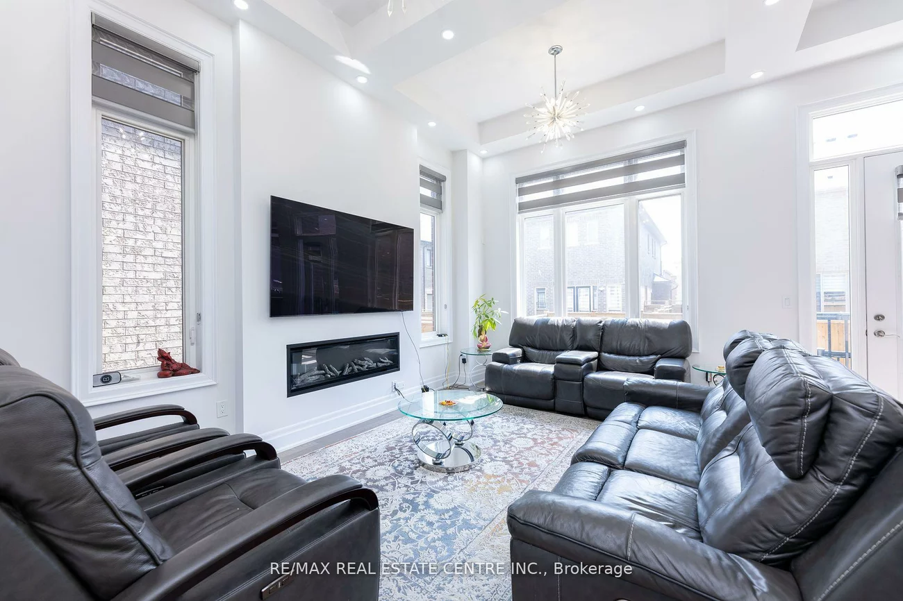 3422, Post, 1008 - GO Glenorchy, Oakville