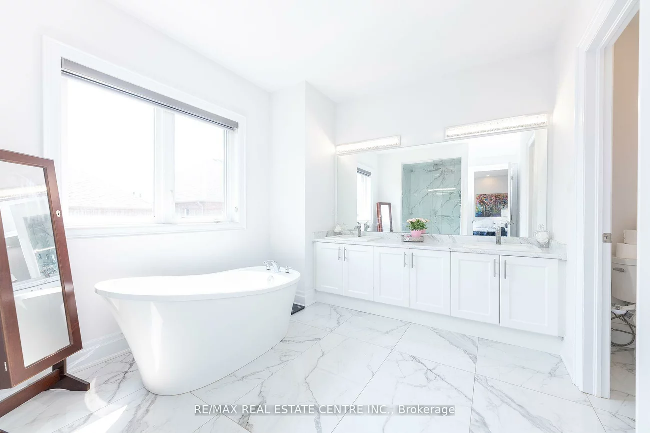 3422, Post, 1008 - GO Glenorchy, Oakville