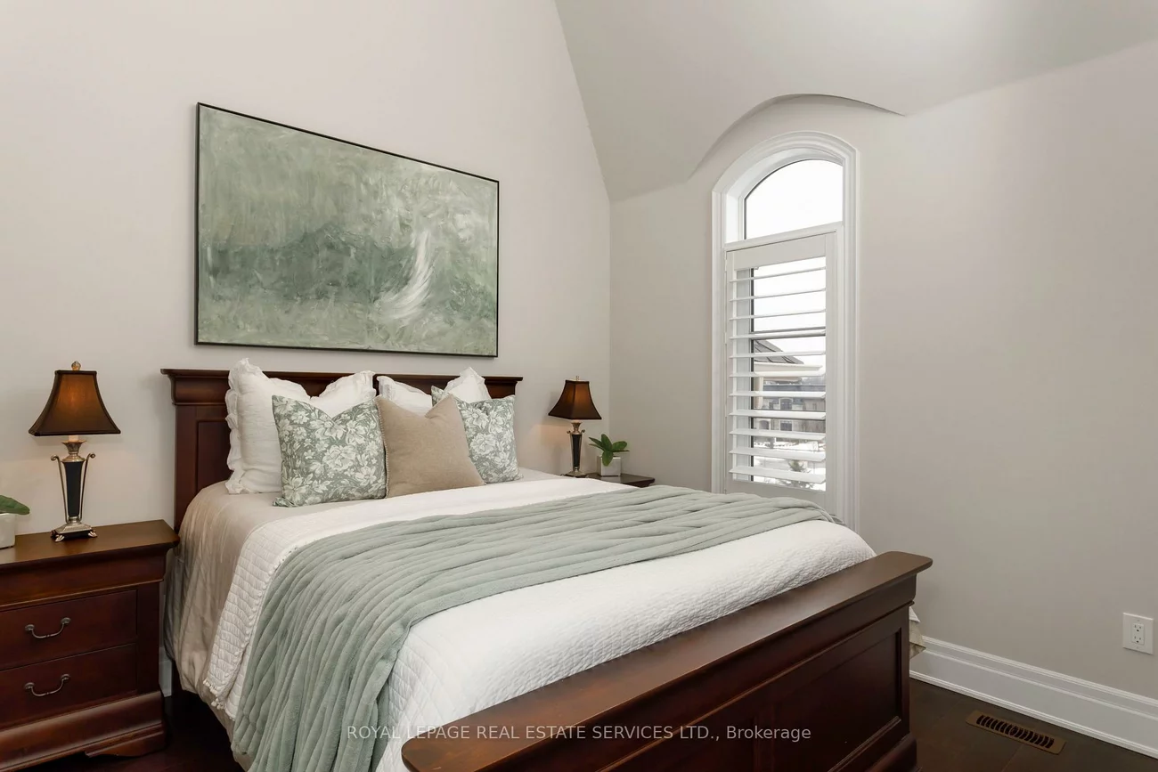 251, Hanover, 1020 - WO West, Oakville