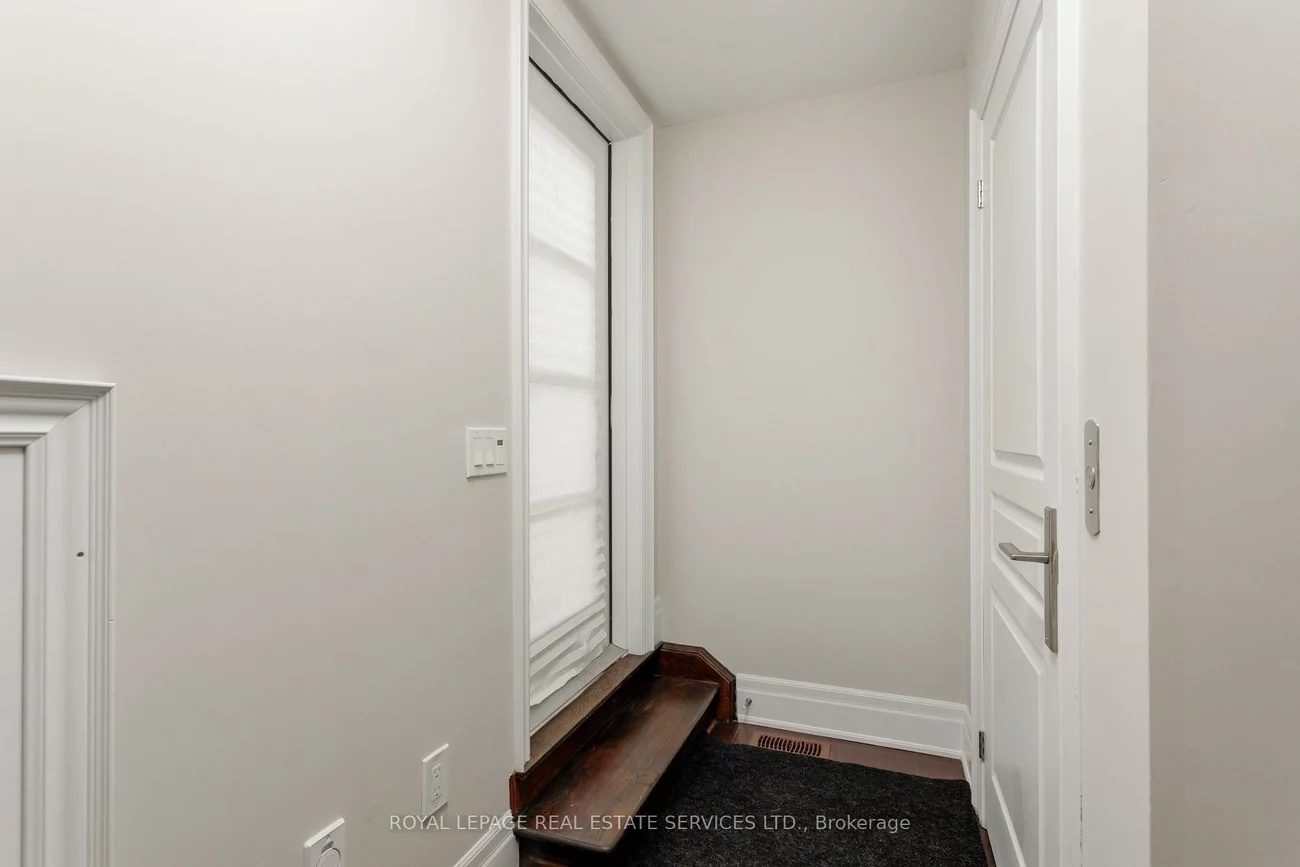 251, Hanover, 1020 - WO West, Oakville