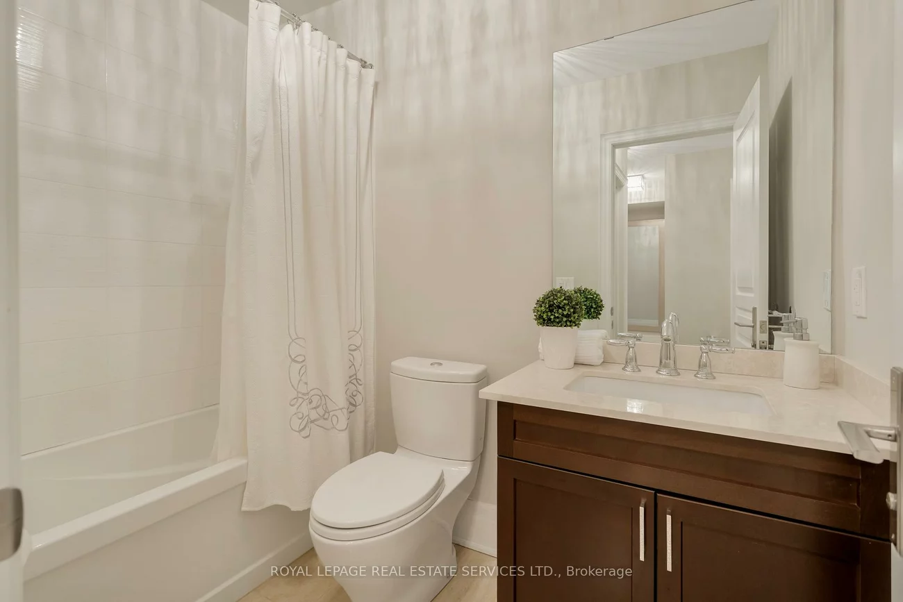 251, Hanover, 1020 - WO West, Oakville