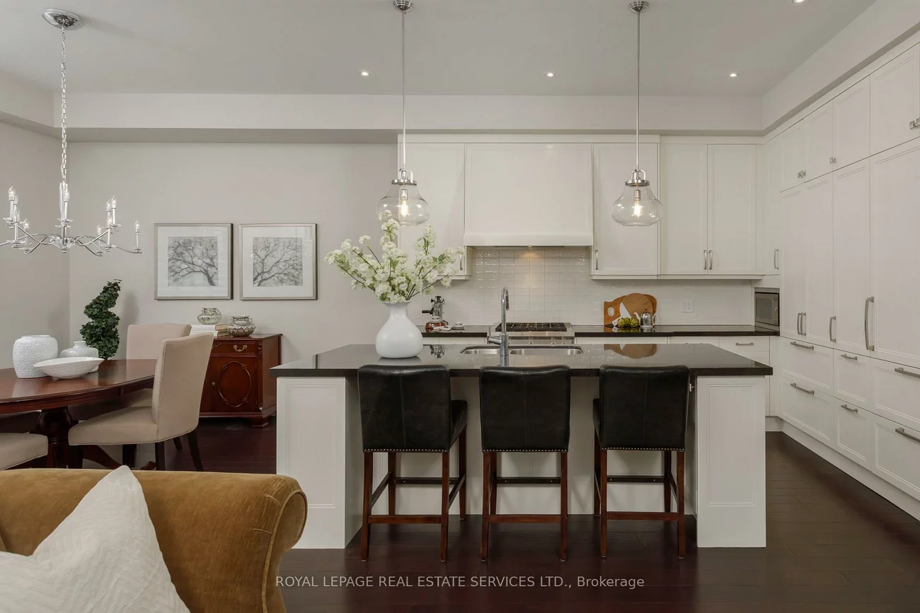 251, Hanover, 1020 - WO West, Oakville