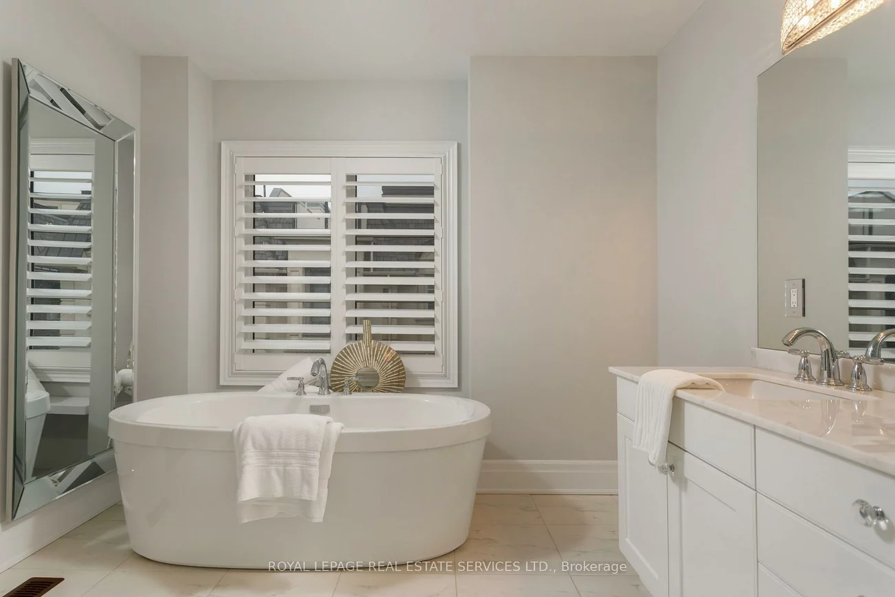 251, Hanover, 1020 - WO West, Oakville