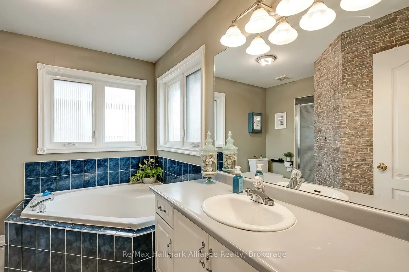 2411, East Gate, 1015 - RO River Oaks, Oakville