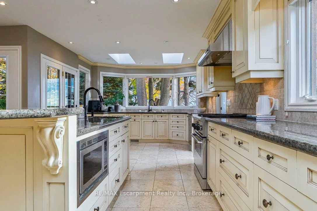 2372, Carrington, 1006 - FD Ford, Oakville