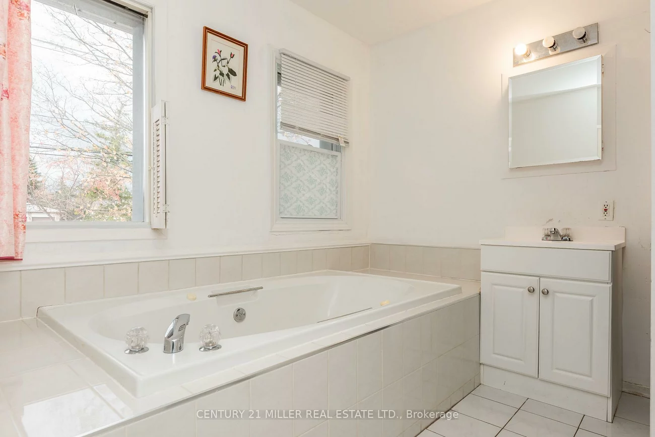 1242, Rebecca, 1017 - SW Southwest, Oakville