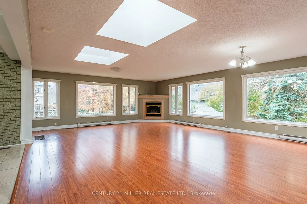 1242, Rebecca, 1017 - SW Southwest, Oakville