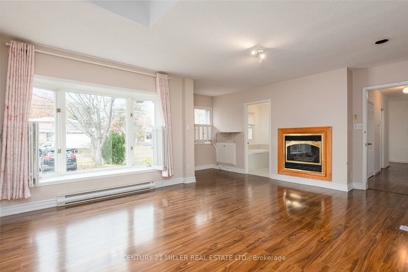 1242, Rebecca, 1017 - SW Southwest, Oakville