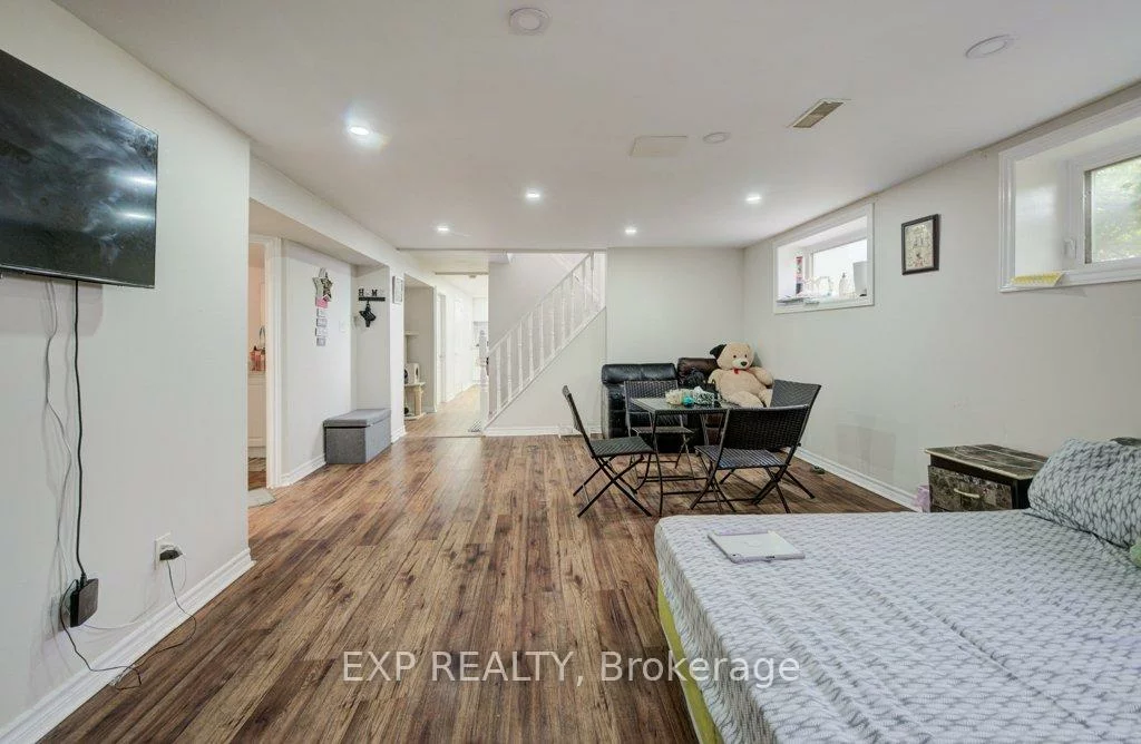 1361, Stanbury, 1020 - WO West, Oakville