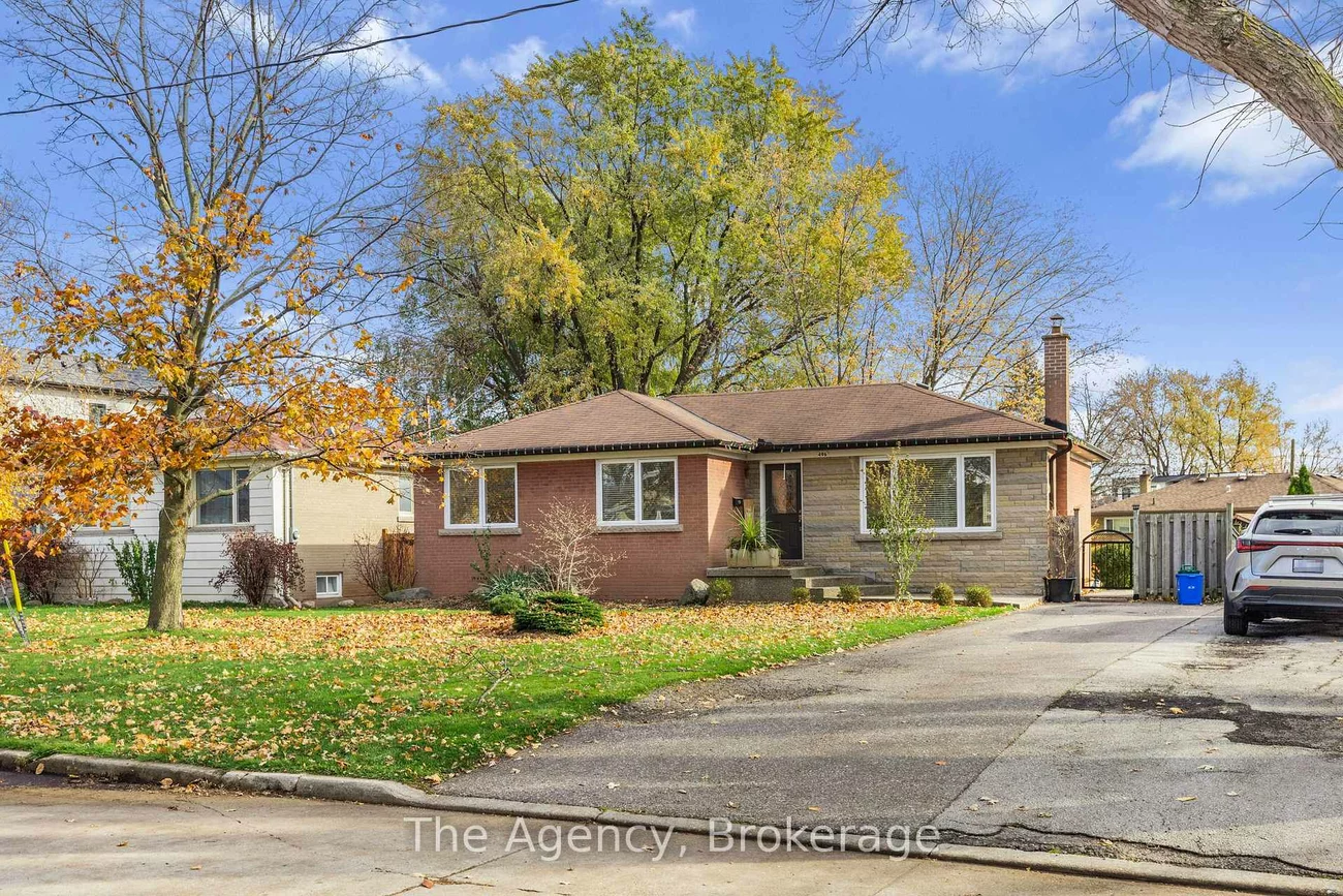 496, Pineland, 1020 - WO West, Oakville