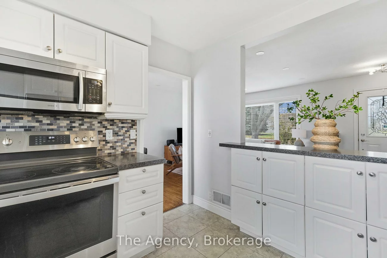 496, Pineland, 1020 - WO West, Oakville