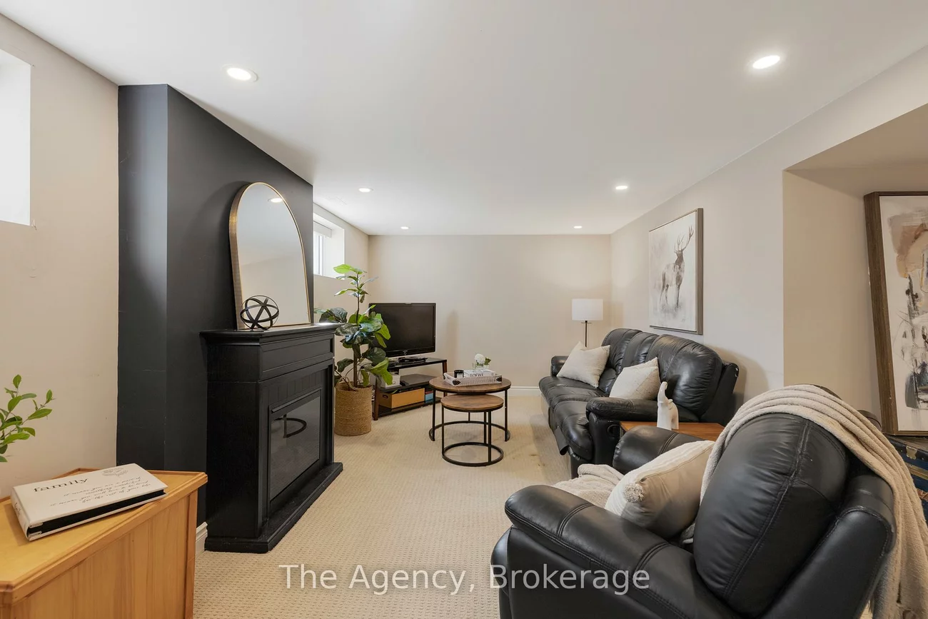 496, Pineland, 1020 - WO West, Oakville