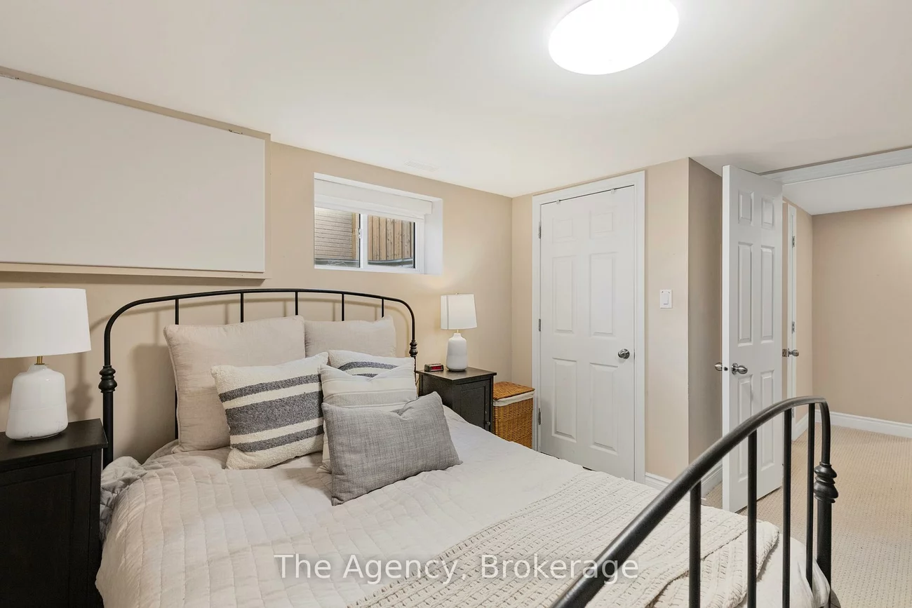 496, Pineland, 1020 - WO West, Oakville