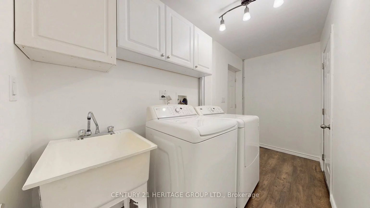 194, Sewell, 1003 - CP College Park, Oakville