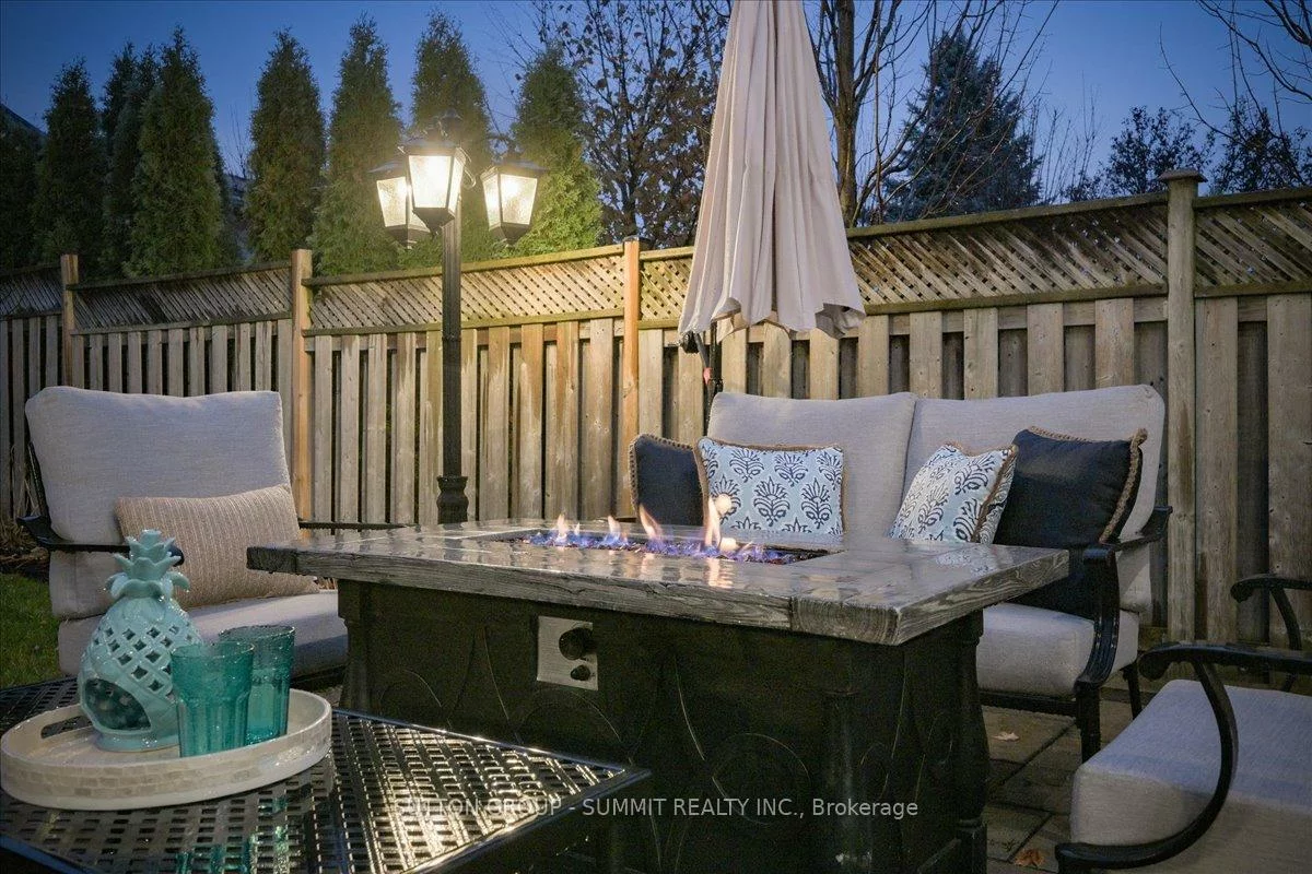 2413, Gladstone, 1015 - RO River Oaks, Oakville